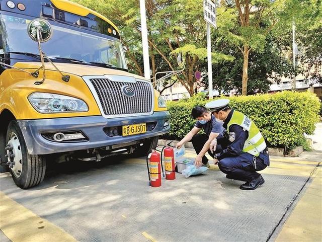 寶安交警 對(duì)校車(chē)各項(xiàng)安全設(shè)備“體檢”