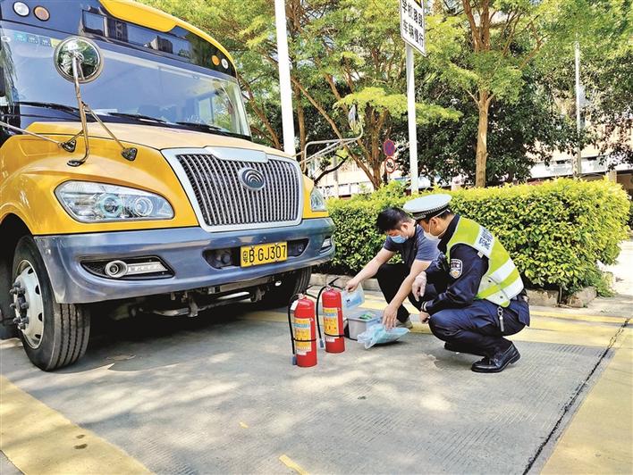 寶安交警：對(duì)校車各項(xiàng)安全設(shè)備“體檢”