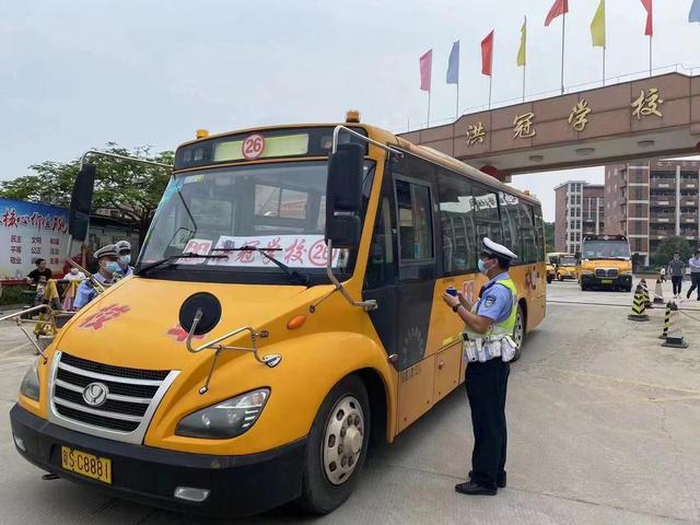 8輛校車標(biāo)牌過有效期，東坑交警責(zé)令不準(zhǔn)上路行駛