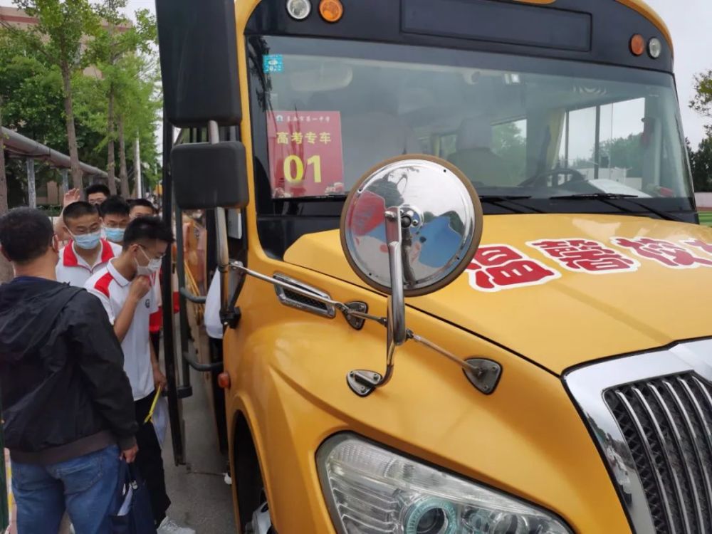 萊西交運(yùn)61部校車體檢迎高考