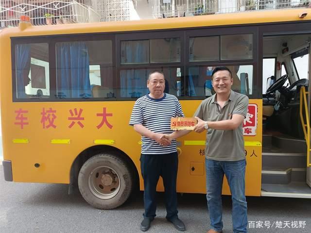 鄂州大興聯運推出“黨員示范車”，打造靚麗的城市風景線