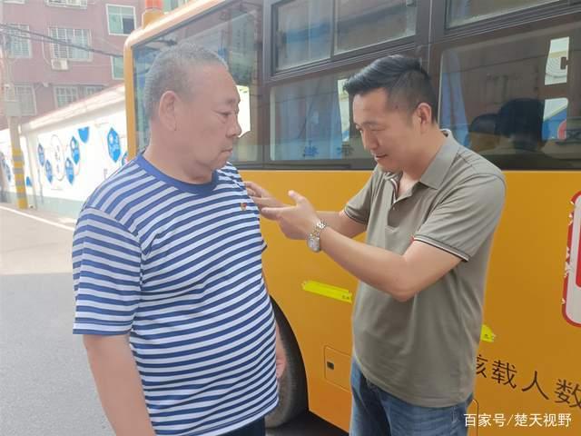 鄂州大興聯運推出“黨員示范車”，打造靚麗的城市風景線