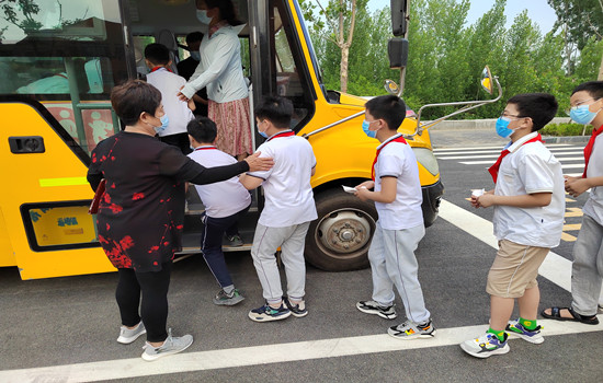 濟(jì)南高新區(qū)稼軒小學(xué)開展校車安全應(yīng)急演練活動(dòng)