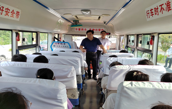 濟(jì)南高新區(qū)稼軒小學(xué)開展校車安全應(yīng)急演練活動(dòng)