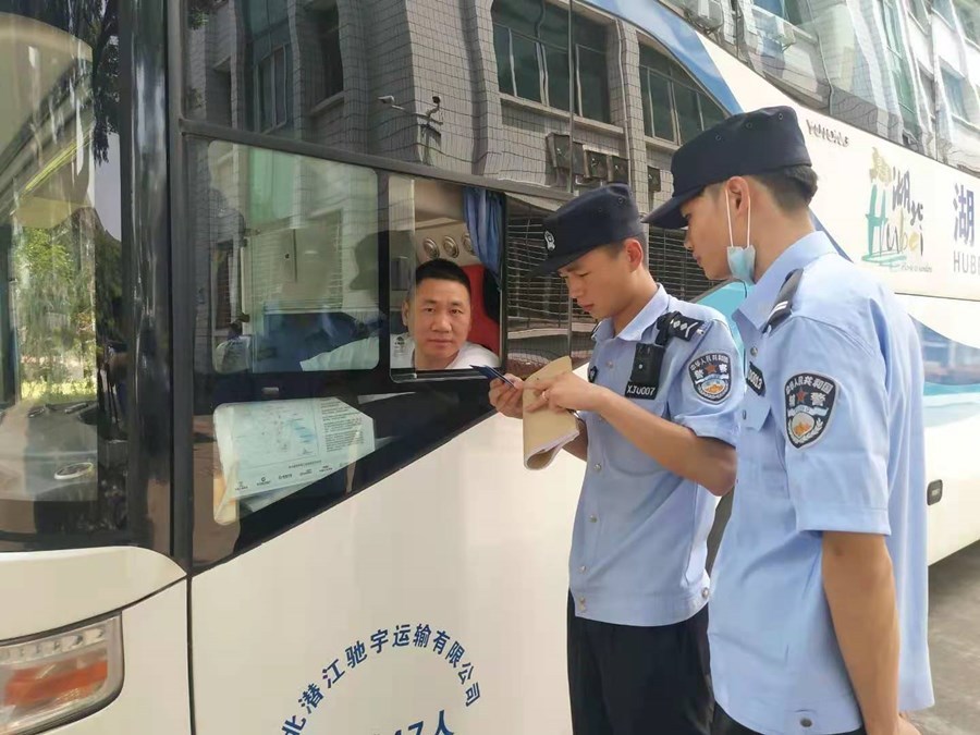 竹根灘派出所：“體檢”校車 護(hù)航高考