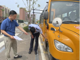 督導組走進高新校園，對校車安全進行專項檢查