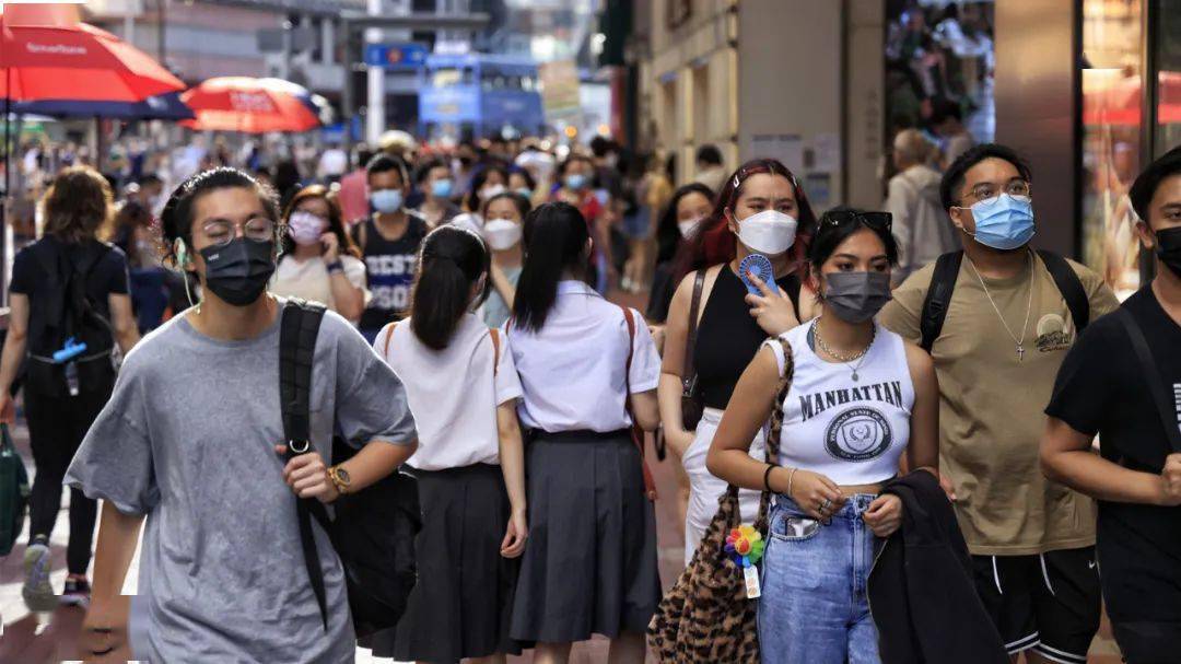 反彈再創(chuàng)新高！香港疫情惡化，“校車(chē)群組”擴(kuò)大，逾2000大廈“淪陷”