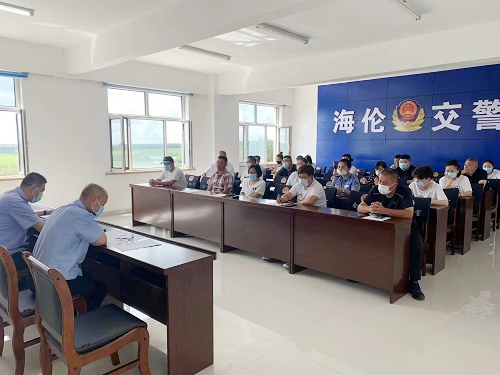 海倫市公安局交警大隊召開約談貨運企業(yè)、校車公司負(fù)責(zé)人會議