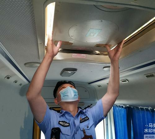 鄭州交警檢查校車 平安迎接開學(xué)季