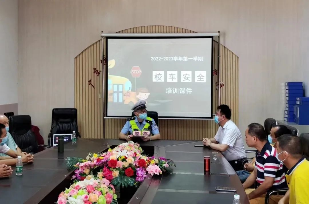 佛山交警為校車“體檢”迎開學(xué)！