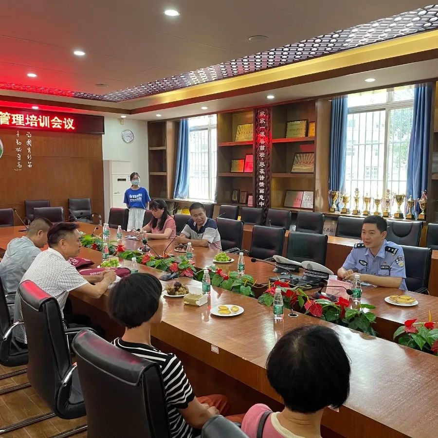 佛山交警為校車“體檢”迎開學(xué)！