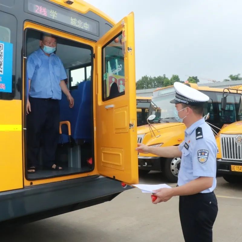 佛山交警為校車“體檢”迎開學(xué)！