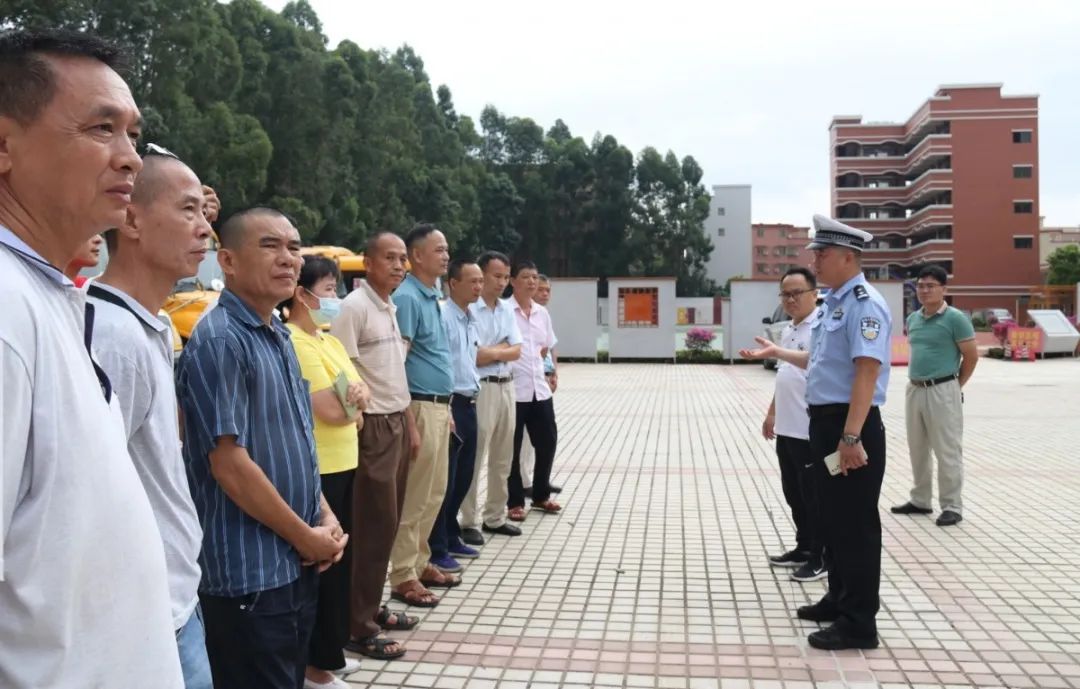 佛山交警為校車“體檢”迎開學(xué)！
