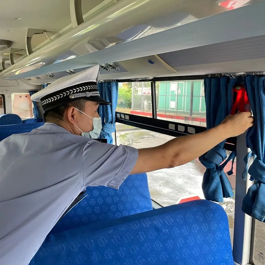 佛山交警為校車“體檢”迎開學(xué)！