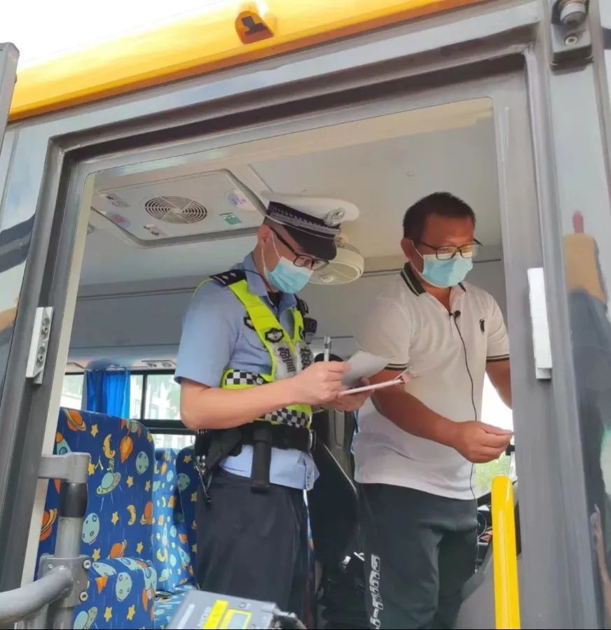 佛山交警為校車“體檢”迎開學(xué)！