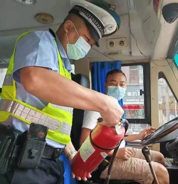 佛山交警為校車“體檢”迎開學(xué)！