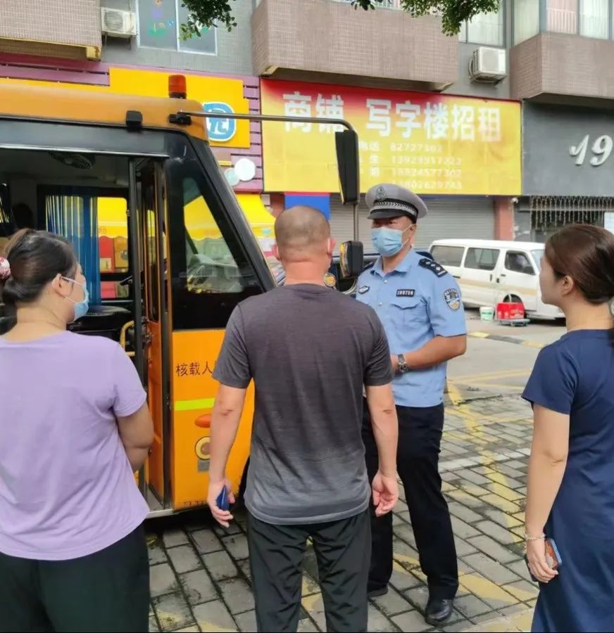 佛山交警為校車“體檢”迎開學(xué)！