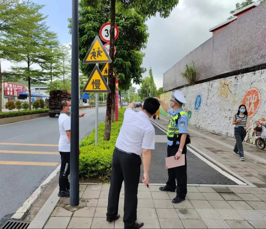 佛山交警為校車“體檢”迎開學(xué)！