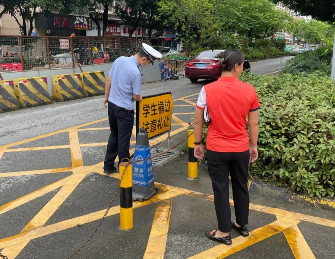 佛山交警為校車“體檢”迎開學(xué)！