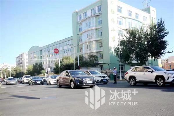 接送孩子咋停車？“校園周邊停車提示”來(lái)了
