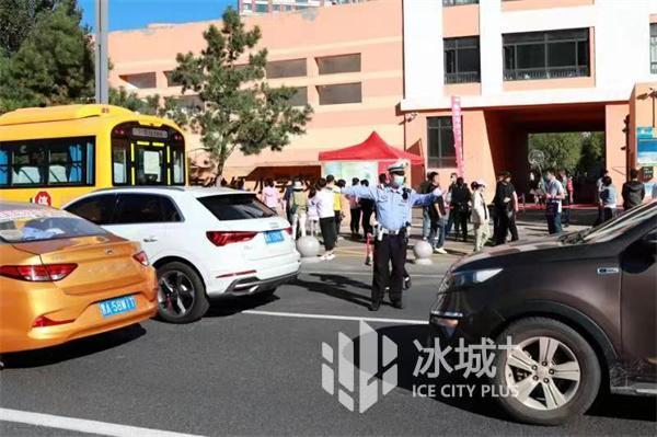 接送孩子咋停車？“校園周邊停車提示”來(lái)了