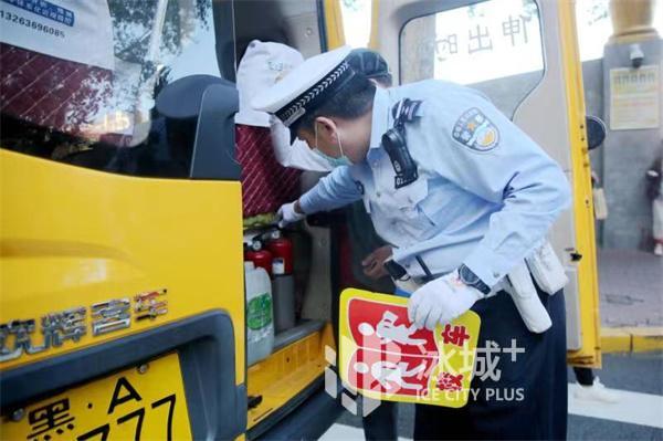 接送孩子咋停車？“校園周邊停車提示”來(lái)了