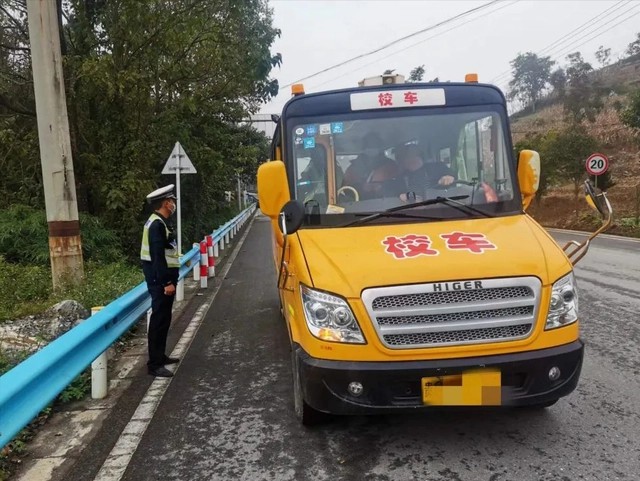 嚴(yán)把校車(chē)安全關(guān) 護(hù)航平安上學(xué)路
