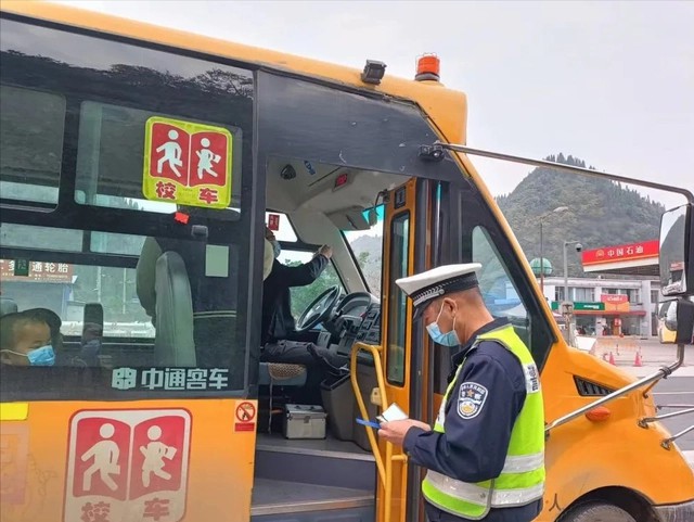 嚴(yán)把校車(chē)安全關(guān) 護(hù)航平安上學(xué)路