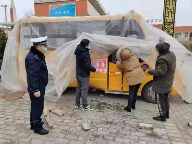 「平安春運(yùn) 交警同行」白水公安交警聯(lián)合縣教育局封存校車