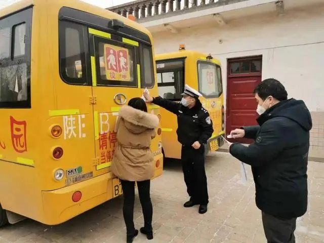 「平安春運(yùn) 交警同行」白水公安交警聯(lián)合縣教育局封存校車