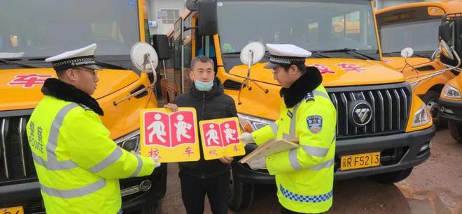 三河交警為139輛校車舉行“身份證”發放儀式
