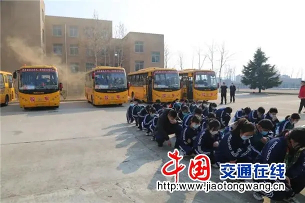 山東招遠(yuǎn)市多部門聯(lián)動(dòng)開展校車安全應(yīng)急演練