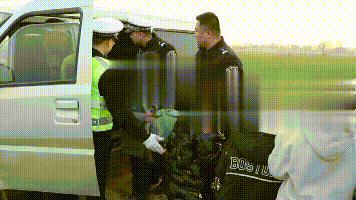 嚴懲！這個“黑校車”司機被警方刑事立案！學(xué)校亦被罰！