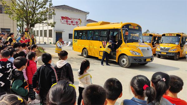 懷寧縣清河中心學(xué)校開展校車突發(fā)事件綜合性應(yīng)急演練活動