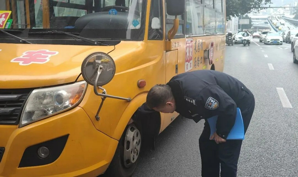 校車安全不容忽視 筑牢校園交通安全“防護(hù)墻”