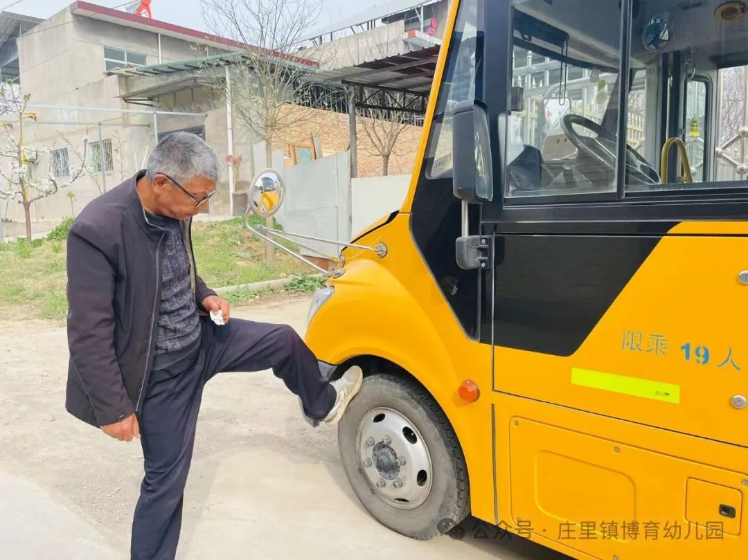 安全乘校車 平安伴我行——莊里鎮(zhèn)博育幼兒園校車交通事故應急演練