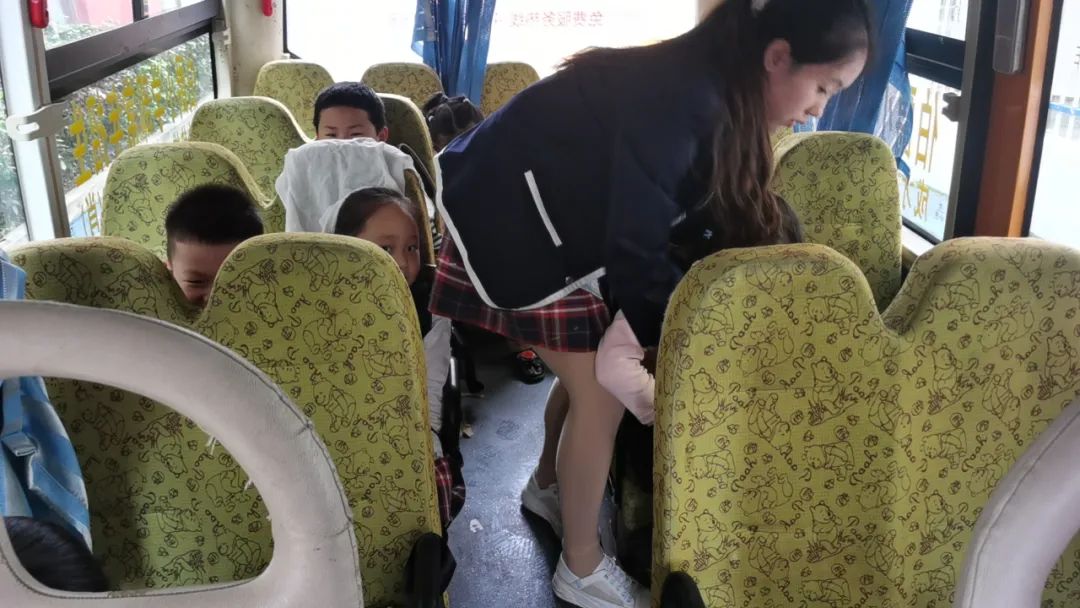 安全乘車，平安“童”行--祁陽(yáng)市伯爵幼兒園校車安全應(yīng)急演練