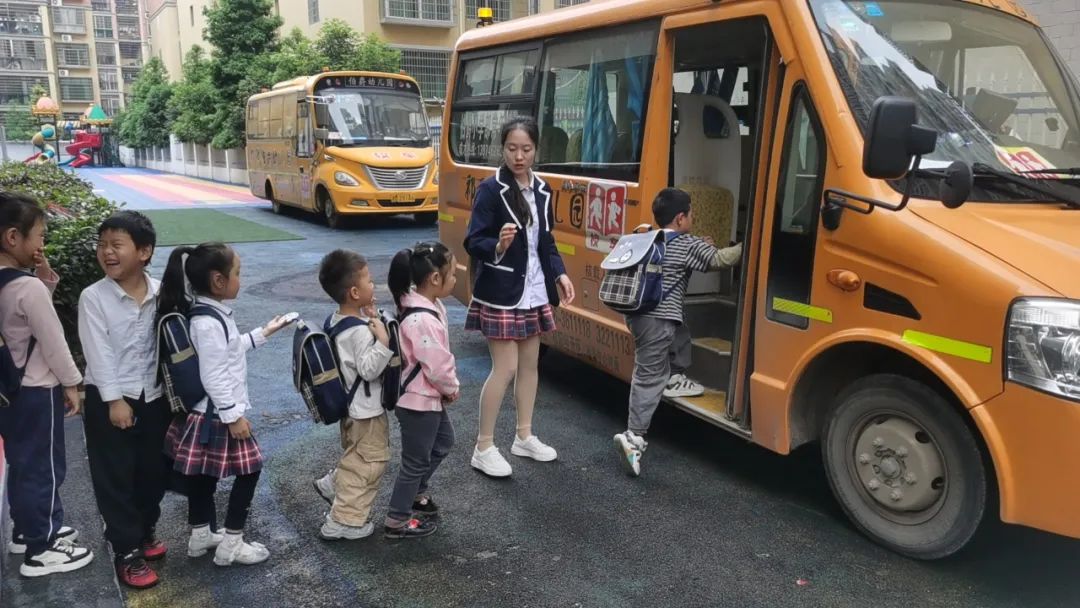 安全乘車，平安“童”行--祁陽(yáng)市伯爵幼兒園校車安全應(yīng)急演練