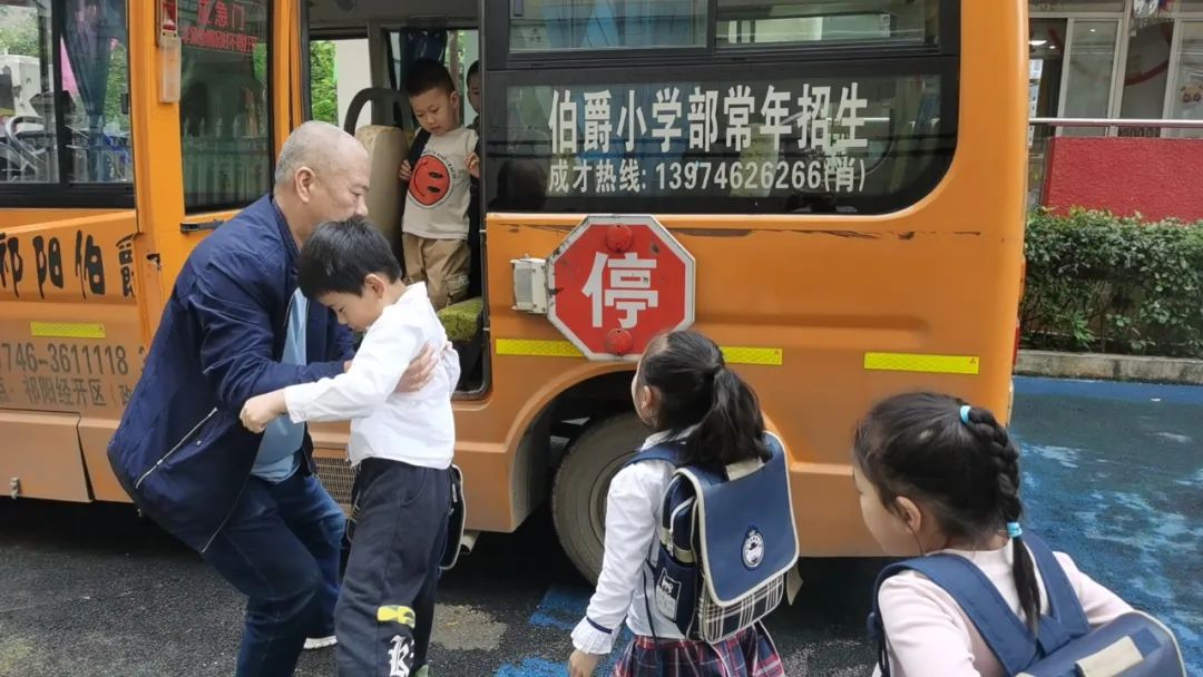 安全乘車，平安“童”行--祁陽(yáng)市伯爵幼兒園校車安全應(yīng)急演練