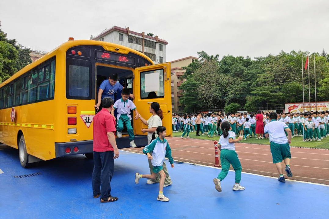 廣州巴士集團(tuán)二分公司聯(lián)合白云區(qū)東輝小學(xué)開展校車應(yīng)急疏散演練