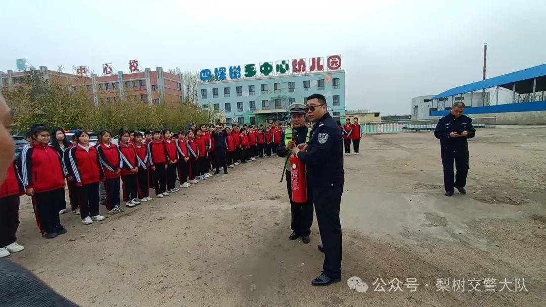 梨樹縣教育局 交警大隊聯(lián)合開展校車應急疏散演練