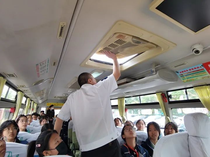 校車演練不松懈，安全意識(shí)筑心間——奮進(jìn)路初級(jí)中學(xué)開展校車應(yīng)急疏散演練活動(dòng)