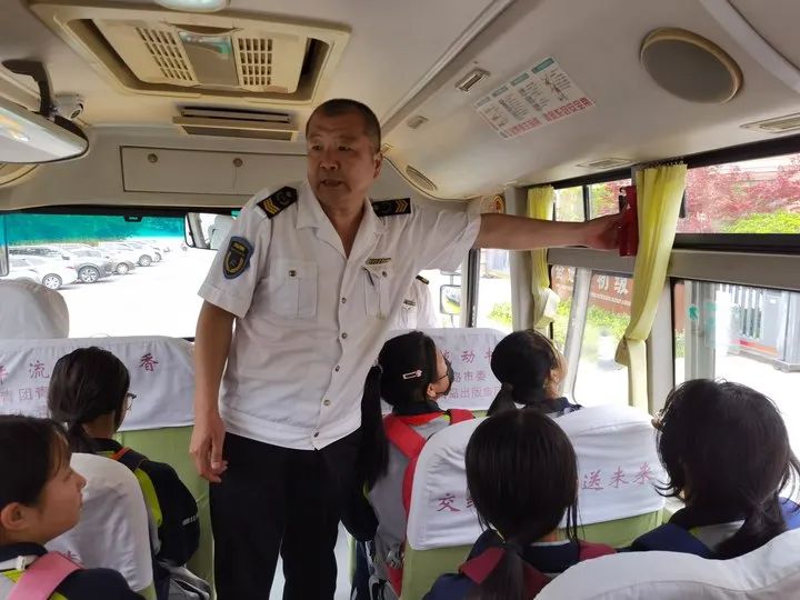 校車演練不松懈，安全意識(shí)筑心間——奮進(jìn)路初級(jí)中學(xué)開展校車應(yīng)急疏散演練活動(dòng)