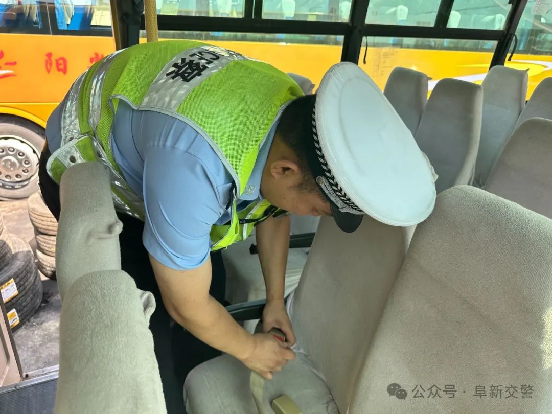 阜新海州交警對轄區(qū)校車進(jìn)行安全檢查
