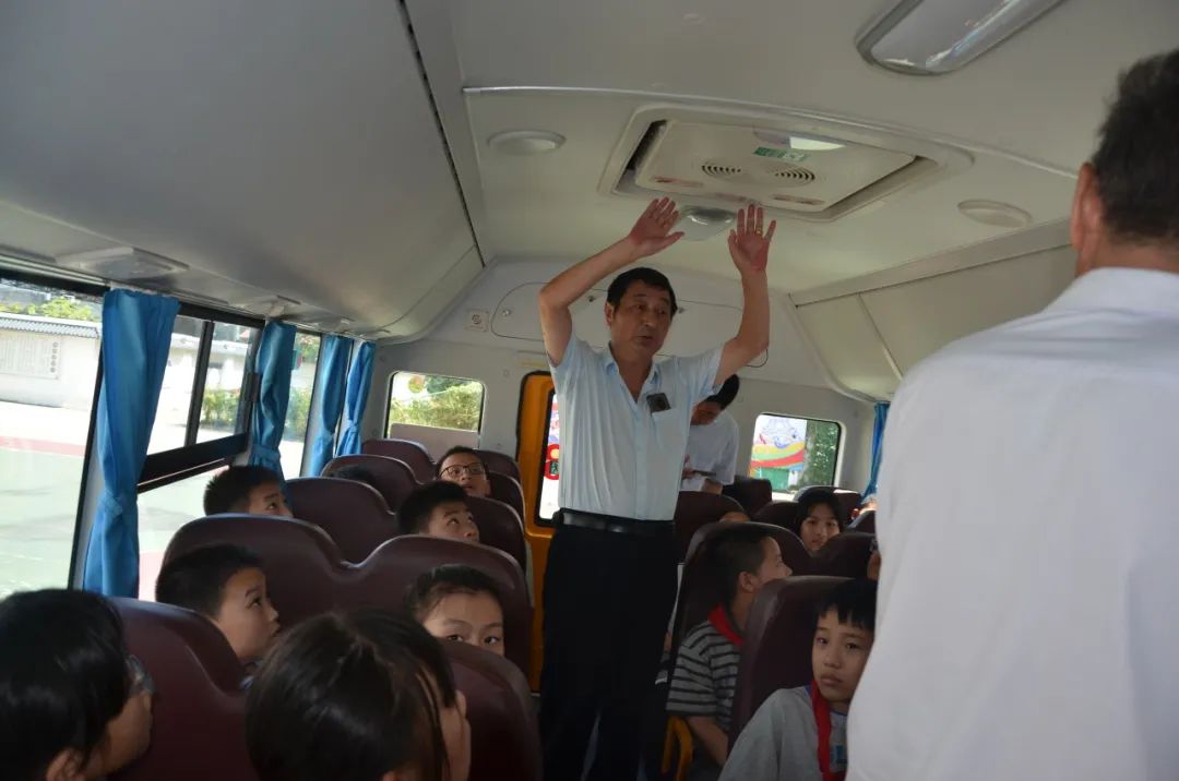 強(qiáng)化校車(chē)安全意識(shí) 共筑學(xué)生安全防線——記鄒區(qū)二實(shí)小校車(chē)安全應(yīng)急疏散演練活動(dòng)