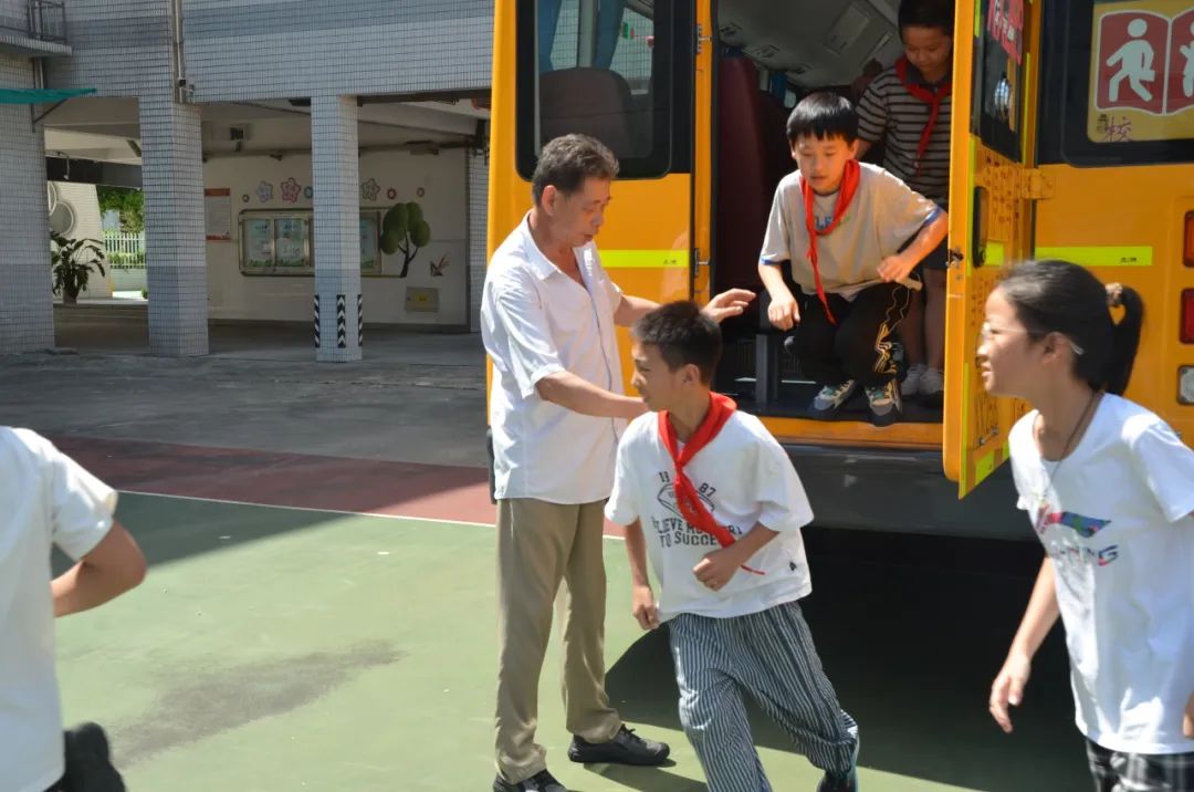 強(qiáng)化校車(chē)安全意識(shí) 共筑學(xué)生安全防線——記鄒區(qū)二實(shí)小校車(chē)安全應(yīng)急疏散演練活動(dòng)
