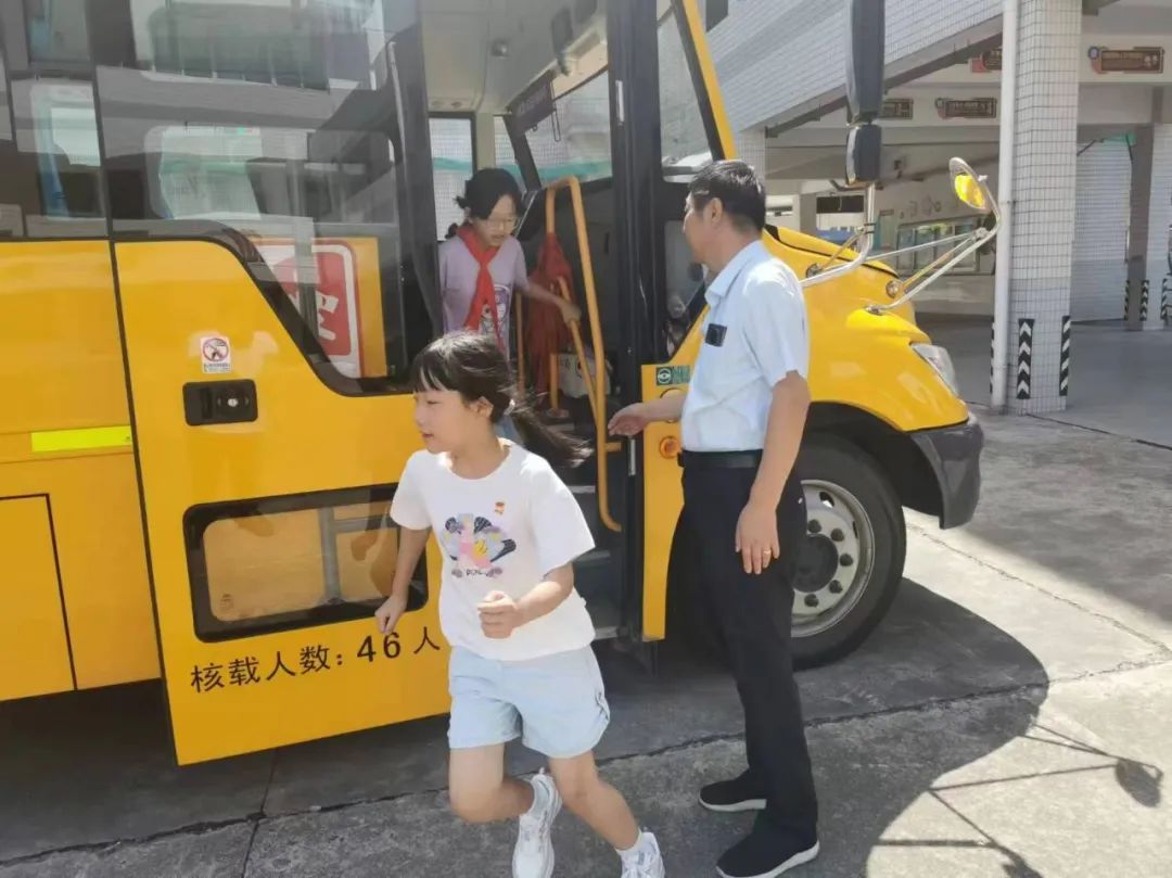 強(qiáng)化校車(chē)安全意識(shí) 共筑學(xué)生安全防線——記鄒區(qū)二實(shí)小校車(chē)安全應(yīng)急疏散演練活動(dòng)
