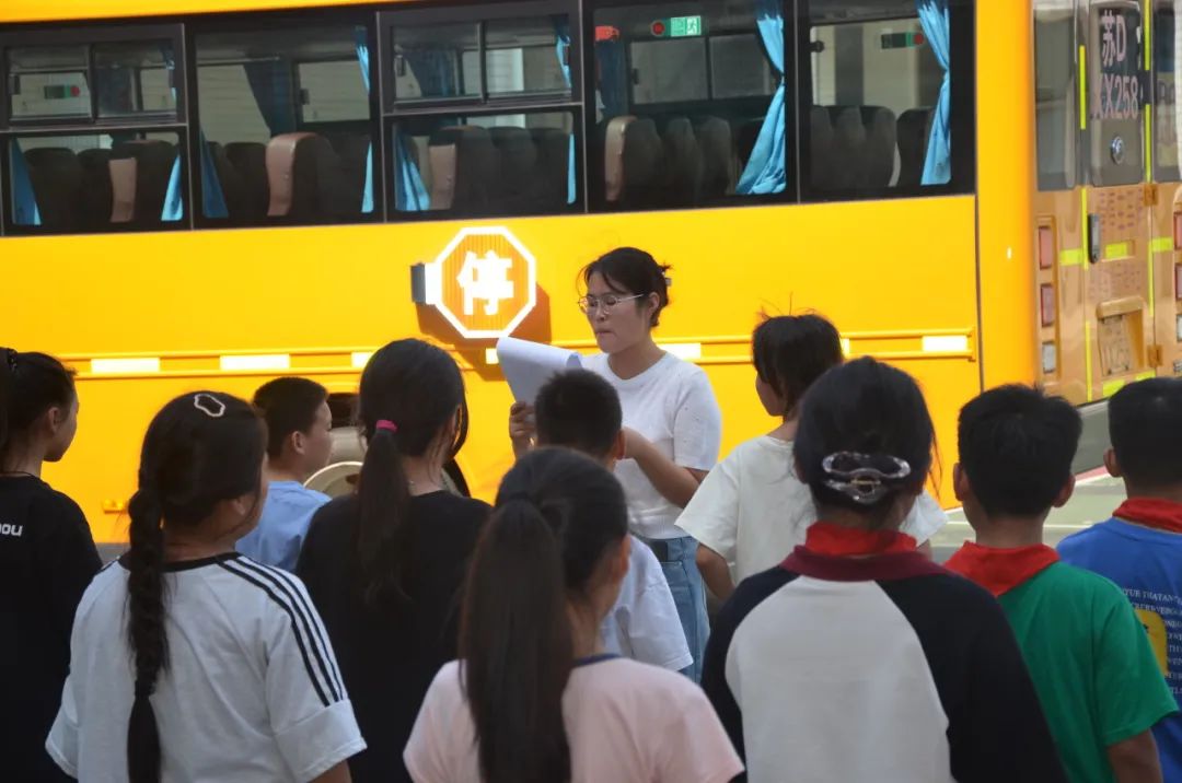 強(qiáng)化校車(chē)安全意識(shí) 共筑學(xué)生安全防線——記鄒區(qū)二實(shí)小校車(chē)安全應(yīng)急疏散演練活動(dòng)