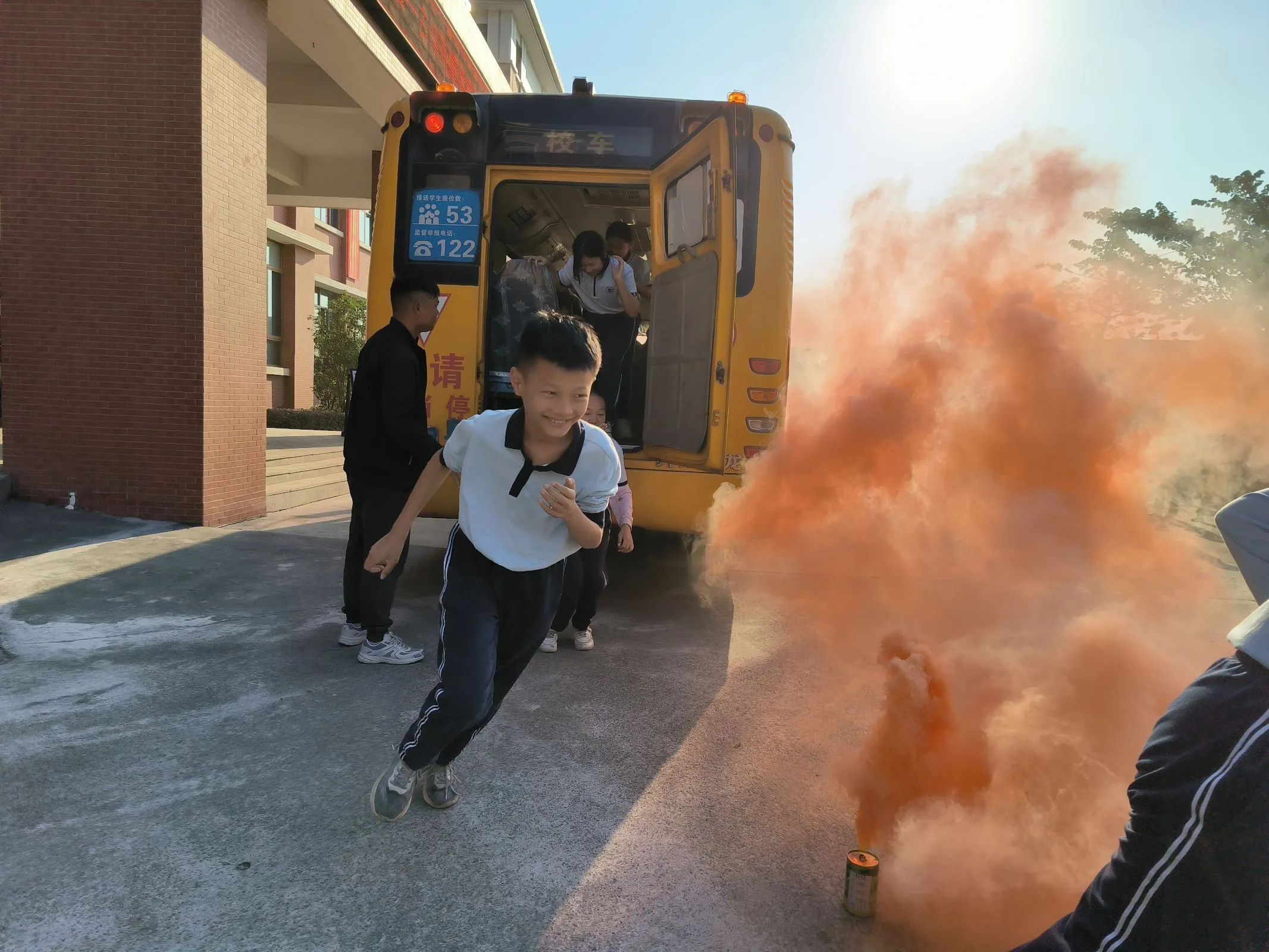 為愛護航，安全伴我行——古鎮(zhèn)新徽學(xué)校校車安全演練活動紀實