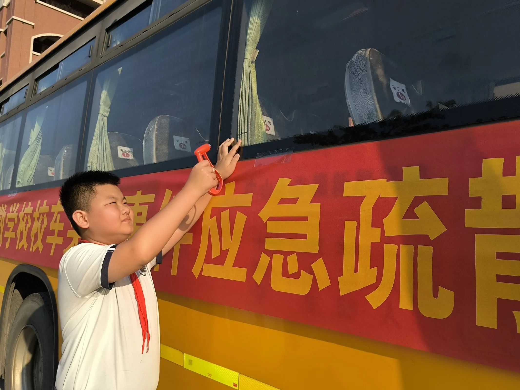 為愛護航，安全伴我行——古鎮(zhèn)新徽學(xué)校校車安全演練活動紀實